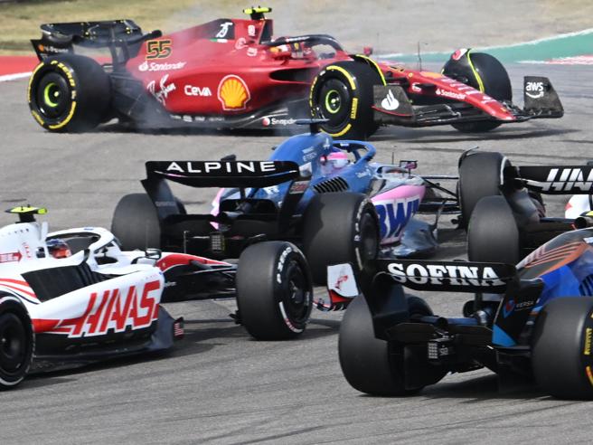 sainz si gira alla prima curva