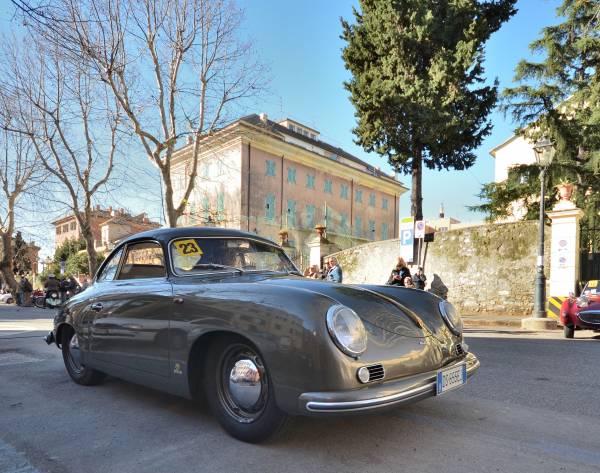 il vincitore Arturo Bottaro su Porsche 356