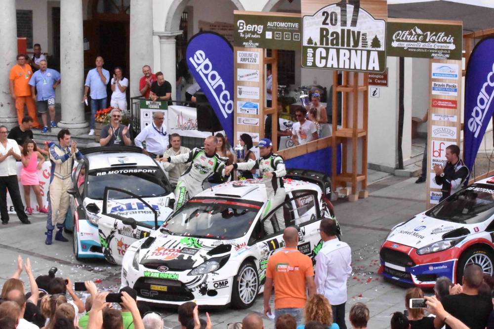 La festa all´arrivo in piazza (foto Maurizio Turchet)