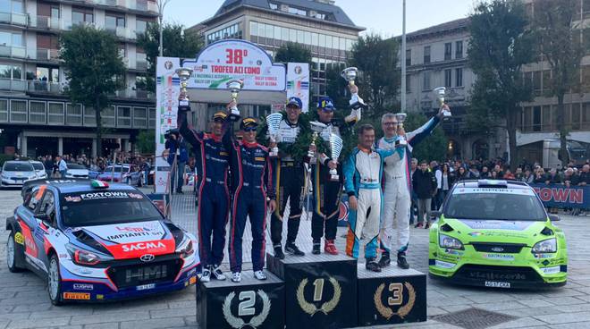 rally-aci-como-arrivo-e-premiazioni-in-piazza-cavour-gilardini-re-padre-e-figlio-165466660x368