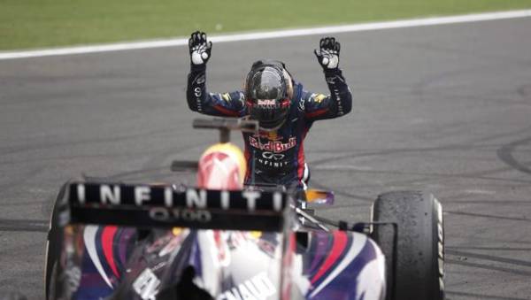 seb vettel si inchina davanti alla sua red bull